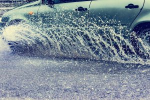 auto asfalto bagnato per la pioggia