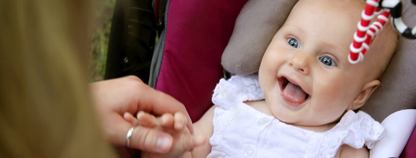 Bimba felice di viaggiare in auto con la sua famiglia
