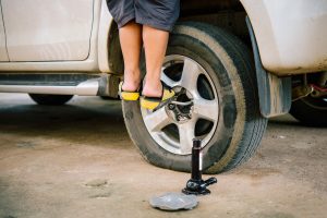 Allentare i bulloni della ruota di un'auto