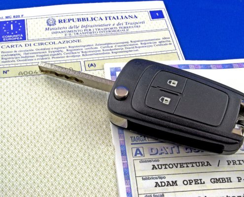 Certificato di proprietà e libretto di circolazione. Chiavi automobile. Certificato di proprietà e libretto di circolazione