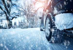 Auto su strada innevata