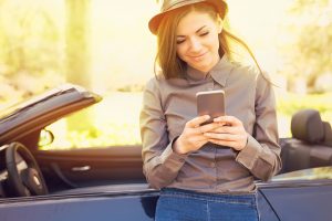 Una ragazza cerca delle applicazioni utili sul cellulare