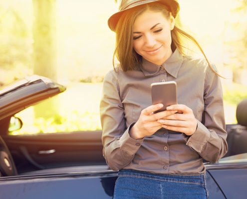 Una ragazza cerca delle applicazioni utili sul cellulare