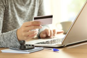 Donna acquista gomme per auto online