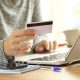 Donna acquista gomme per auto online