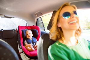 Mamma viaggia in auto con un neonato