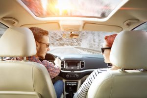 Una coppia in viaggio per le vacanze sulla neve