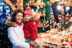 Una famiglia ai mercatini di Natale in Trentino