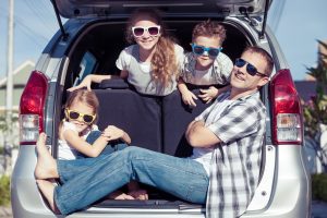 Famiglia felice viaggia in auto