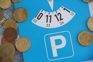 Disco orario e monete da tenere in auto