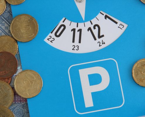 Disco orario e monete da tenere in auto