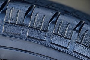 Bcontrollare il battistrada pneumatico auto usato