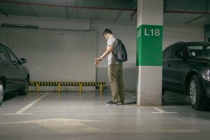 hanno rubato la macchina a un ragazzo nel parcheggio
