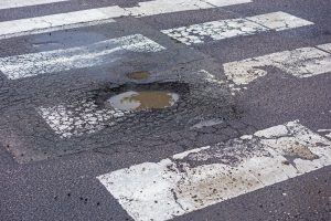 Buca sulle strisce pedonali