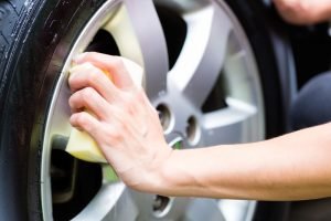 Pulire gomme e cerchi dell'auto
