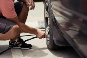 Gonfiare le gomme dell'auto