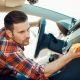 Un ragazzo pulisce gli interni della sua auto