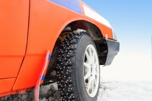 Gomme chiodate per auto per viaggiare su ghiaccio e neve