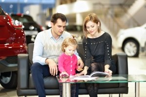 Una famiglia acquista una nuova auto