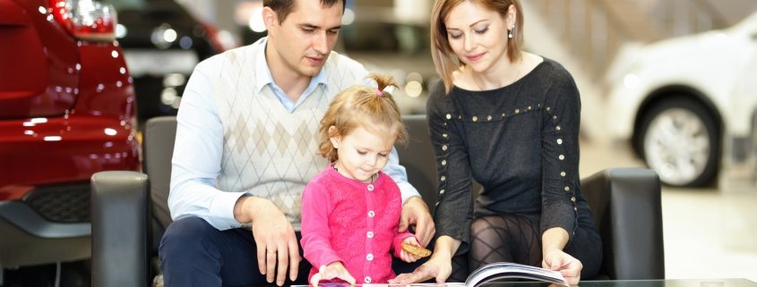 Una famiglia acquista una nuova auto