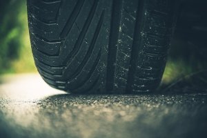 Battistrada delle gomme a contatto con l'asfalto