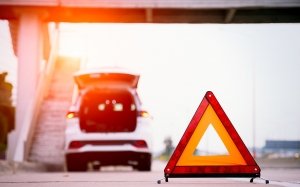 Auto ferma con triangolo in autostrada