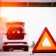 Auto ferma con triangolo in autostrada
