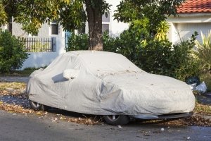 Auto coperta con telo