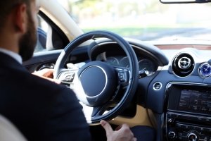 Mani sul servosterzo dell'auto