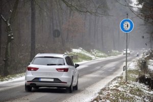 Auto viaggia su una strada in inverno con l'obbligo di catene o gomme da neve