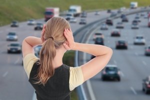 Rumore delle gomme delle auto sulla strada