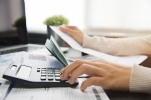 Impiegata calcola le spese deducibili dell'azienda
