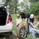 Papà cambia gomma bucata dell'auto insieme alla famiglia