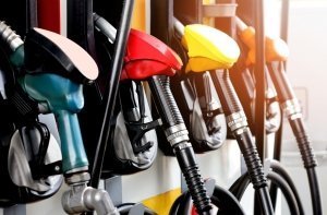 Diversi tipi di carburante per auto dal benzinaio: diesel, benzina, metano o gpl