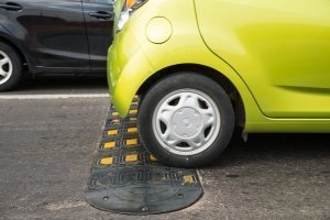 Salire sopra un dosso e piegare i braccetti dell'auto
