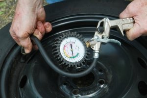 misura pressione gomme dell'auto