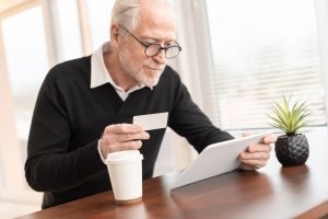 Un uomo acquista pneumatici su internet con la carta di credito