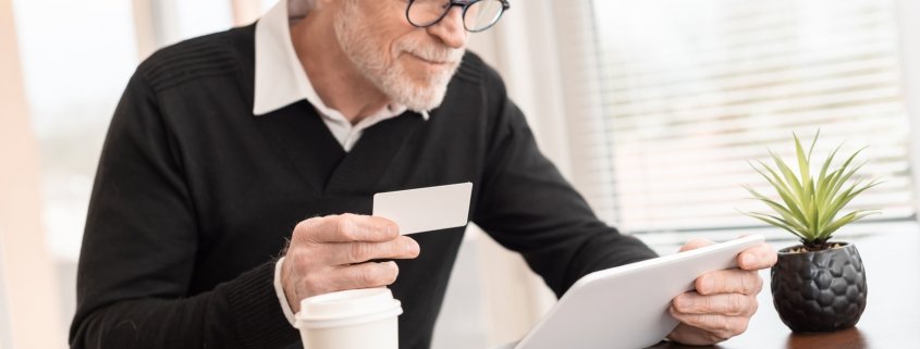 Un uomo acquista pneumatici su internet con la carta di credito