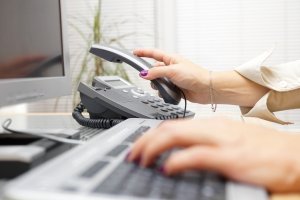 Una ragazza contatta il servizio clienti dopo aver acquistato le gomme per la sua auto online