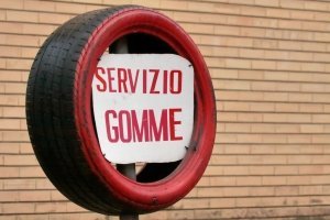 Cartello di servizio gomme con pneumatico auto