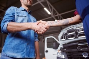 Stretta di mano e fiducia tra cliente e gommista esperto