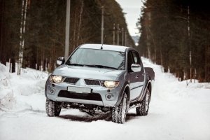 SUV in una strada innevata di montagna
