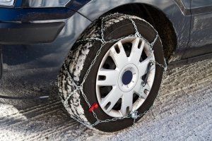 catene da neve montate sulle gomme dell'auto