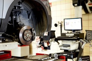 Auto dal gommista per ruote disallineate